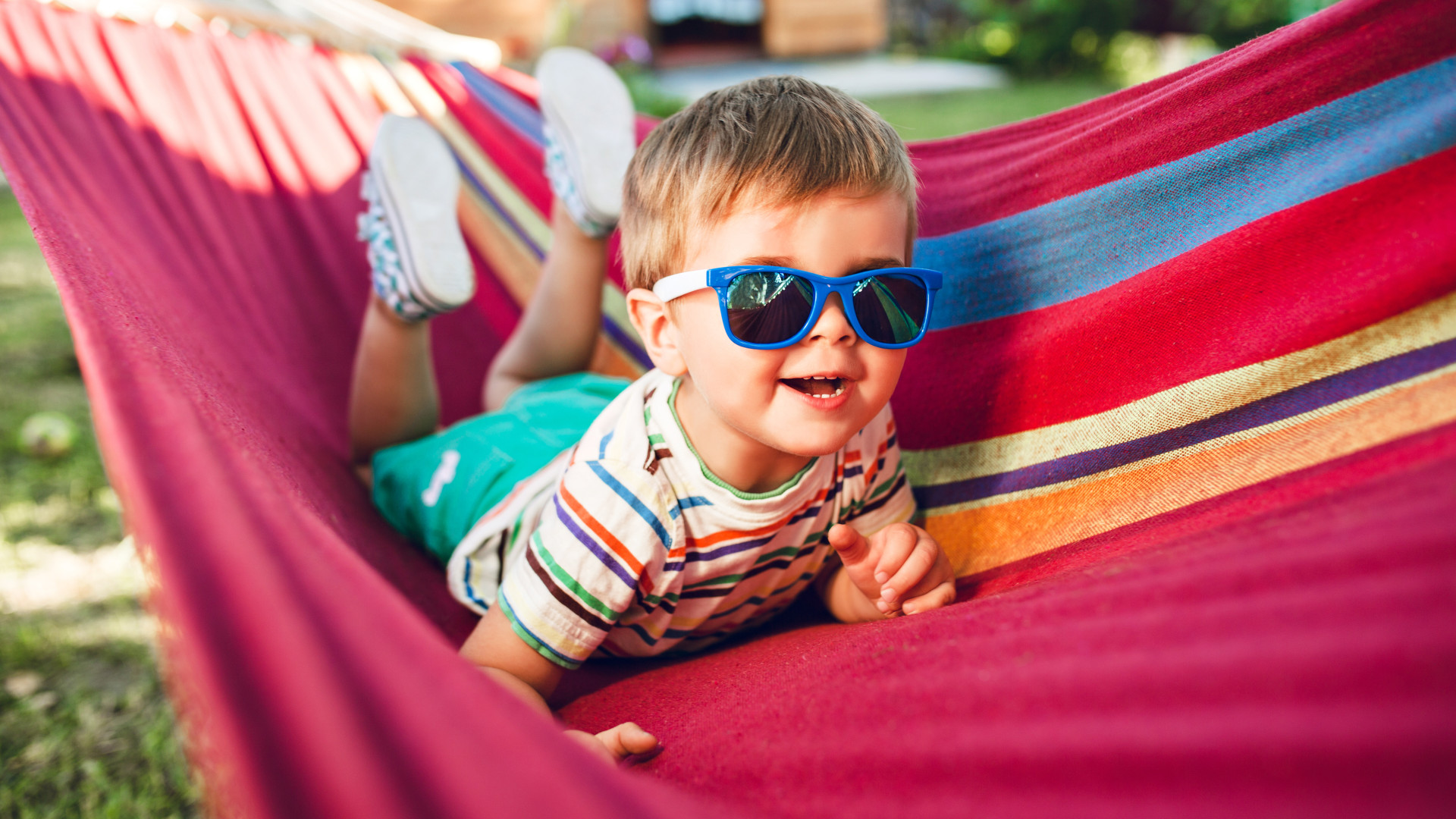 Lunettes de soleil bébé : à partir de quel âge faut-il en mettre ?